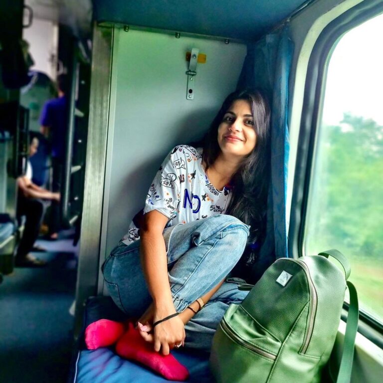 Megha Chakraborty Instagram - Kahan ho tum😇😇😍 #meghachakraborty #sukoon #travel #potd #feeling #memories #throwback #trainjourney