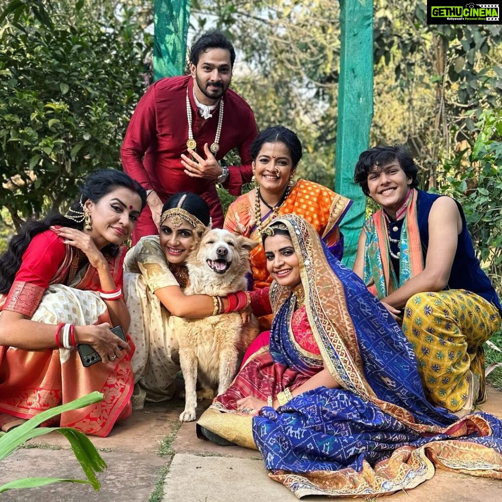 Megha Chakraborty Instagram - #lovecaptured ❤ @chaitrali_lokesh_gupte @actress_anuradha @hemantthatte @saumyasaraswatt @_jamesghadge #family #meghachakraborty #imlie #starplus #love