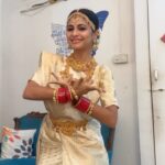 Megha Chakraborty Instagram – How’s my this look? 😃

#meghachakraborty #celebration #family #imlie #southindianbride #bridal #reels #trending #moheyfashion #reelsvideo #reelsinstagram #reelkarofeelkaro #reelvideo #reelinstagram