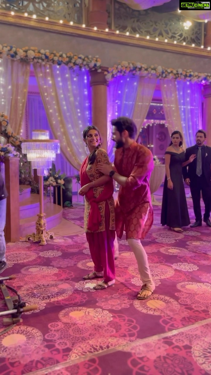 Megha Chakraborty Instagram - #PATHAAN - our version 😀 DOP : @madnanichirag #meghachakraborty #karanvohra #imlie #behindthescene #jhoomejopathan #dance #shooting #reels #reelsinstagram #reelkarofeelkaro #reel#reelsinstagram #srk #shahrukhkhan #deepikapadukone #bollywood #❤️