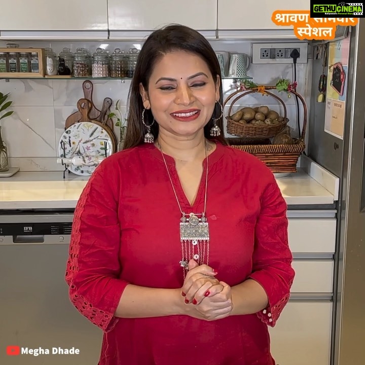 Megha Dhade Instagram - श्रावण मासारंभाच्या शुभेच्छा 🙏🏻 मी घेऊन येतेय खास श्रावण महिन्यातील उपवासाच्या रेसिपीज , माझ्या Megha Dhade या यूट्यूब चैनल वर. तेव्हा नक्की बघा आणि सांगा तुम्हाला कश्या वाटल्या या रेसिपीज . 😊🙏 #meghasmagic #meghadhade #cookingchannel #actresslife #upavasachyaRecepies