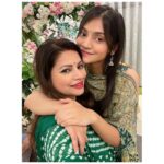 Megha Dhade Instagram - Lord Ganesh is our protector and our guide and on the auspicious occasion of Ganesh Visarjan, I wish He is always there to show us the right path and help us fight our troubles. Ganapati Bappa Morya! Pudhchya Varshi lavkar ya! 🙏🏻🌺 #ganapatibappamorya #ganapati2021 #family #festivals #ganeshchaturthi #visarjan #meghadhade #meghasmagic