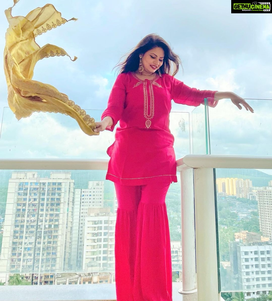 Megha Dhade Instagram - Shine your light ✨ Wearing @priyanka_desai_label Styled by - @priyankadesai2168