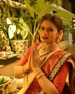 Megha Dhade Instagram - All the lights of the world cannot be compared even to a ray of the inner light of the self. Merge yourself in this light and enjoy the festival of lights.
#HappyDiwali #Diwali2020 ✨🙏🏻
Necklace and Earrings by- @nevya_collection 
Designer Choli By @adirush_arts