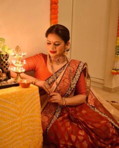 Megha Dhade Instagram - All the lights of the world cannot be compared even to a ray of the inner light of the self. Merge yourself in this light and enjoy the festival of lights.
#HappyDiwali #Diwali2020 ✨🙏🏻
Necklace and Earrings by- @nevya_collection 
Designer Choli By @adirush_arts