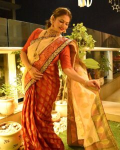 Megha Dhade Instagram - All the lights of the world cannot be compared even to a ray of the inner light of the self. Merge yourself in this light and enjoy the festival of lights.
#HappyDiwali #Diwali2020 ✨🙏🏻
Necklace and Earrings by- @nevya_collection 
Designer Choli By @adirush_arts