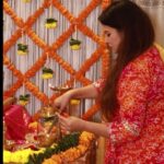 Megha Dhade Instagram – The winner of the first season of Bigg Boss Marathi, actress @meghadhade has brought an eco-friendly idol of Ganpati Bappa to her house and has also decorated it in an eco-friendly manner. She has appealed to take precautions during the immersion ceremony so that nature is not harmed. We urge you to follow the rules of the local administration during immersion.
Ganapati Bappa Morya!
बिग बॉस मराठीच्या पहिल्या पर्वाची विजेती अभिनेत्री @meghadhade हिने तिच्या घरी गणपती बाप्पाची पर्यावरण पूरक मूर्ती आणली असून तिची सजावटही पर्यावरणपूरकच केली आहे. तसेच गणेश मूर्तीचे विसर्जन करताना निसर्गाची हानी होणार नाही याची खबरदारी घेण्याचे आवाहन केले आहे. आपण देखील गणपती बाप्पाला निरोप देताना स्थानिक प्रशासनाच्या नियमांनुसारच विसर्जन करा. गणपती बाप्पा मोरया!
#GoEcowithBappa
#MaharashtraTourism #MaharashtraUnlimited #ganpatibappamorya #bigbossmarathi #immersion #anantchaturdashi #ganeshchaturthi