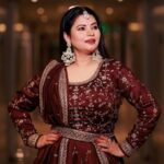 Megha Dhade Instagram – May the Mother Goddess turn all your dreams into reality this Vijaya Dashami! Stay blessed. ✨🙏🏻💗
Outfit by @kalamandir_thane
Styled by @shalmalee_t
Hair by @_stylecafe
📸 pictures by @mahendrajawaleofficial
@shivnath_gadekar_photography
