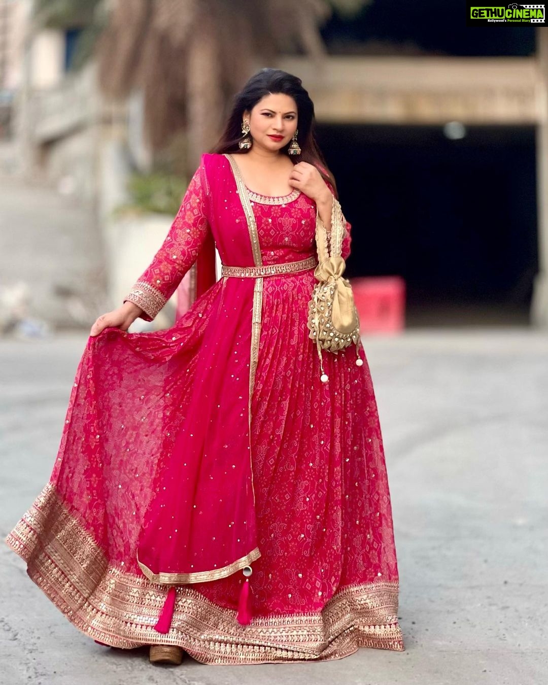 Megha Dhade Instagram - Let your soul glow 💖 Outfit by @kalamandir_thane Styled by @shalmalee_t Bag @potlisbagsofficial