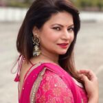 Megha Dhade Instagram – Let your soul glow 💖
Outfit by @kalamandir_thane 
Styled by @shalmalee_t
Bag @potlisbagsofficial
