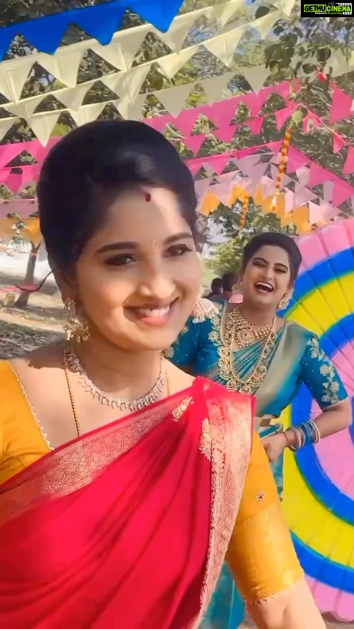Meghana Lokesh Instagram - Take…..…🤣1 Take……….🤣2 Sankranthi combination 😜 final ga take 👍🏻Ok Happyy 💥Kanuma 💐 blooper 😂😂🤪😝 #kanuma #sankranti #meganalokesh #Tulasiyerra #featival #blooper #funn #shoottime📷
