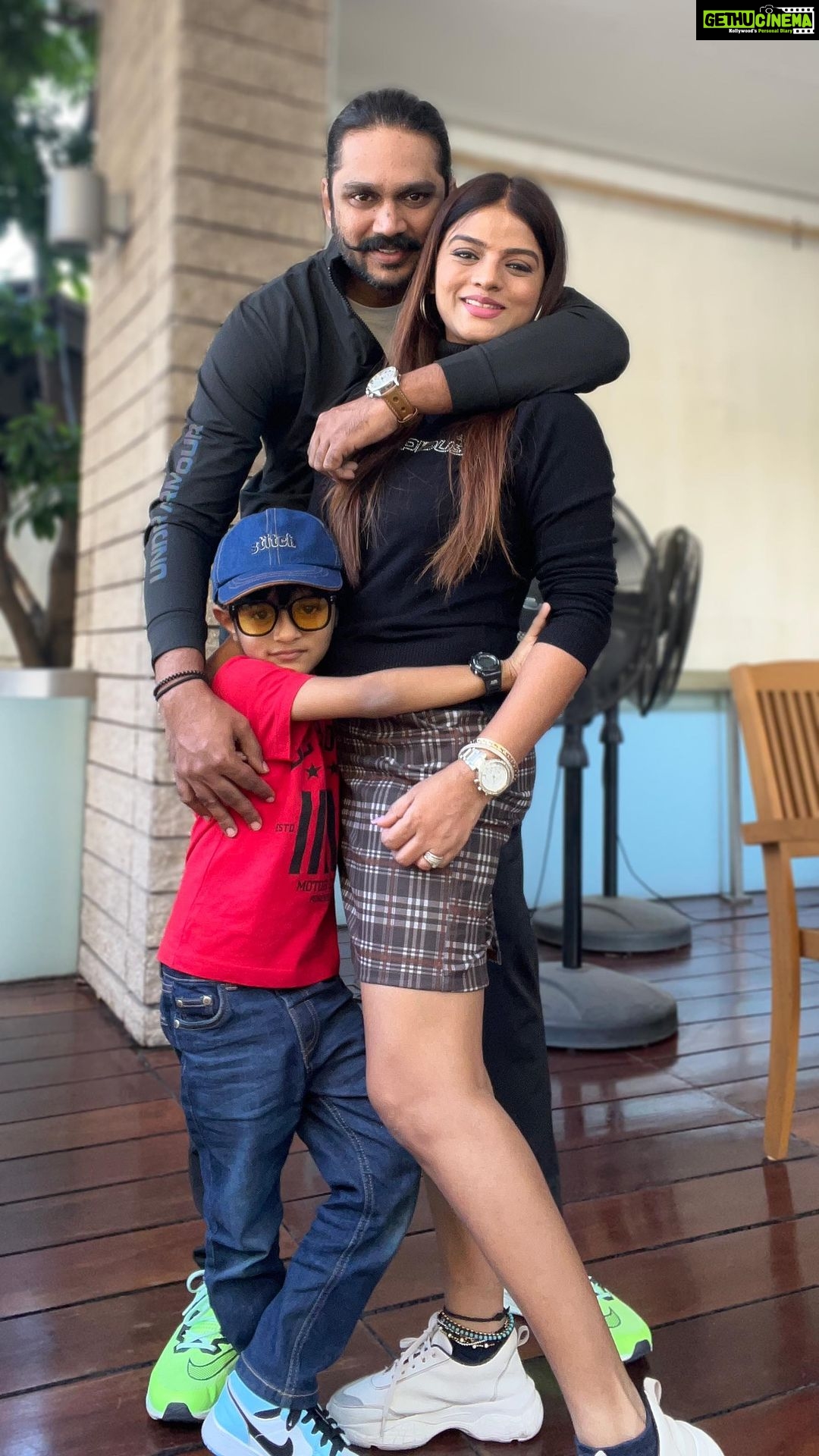 Mitali Nag Instagram - Can there be a better welcome than this…? ♥️😁 . . . #reels #mitaalinag #chocolateeyedboy #afsarbitiya #family #333 #trendingaudio