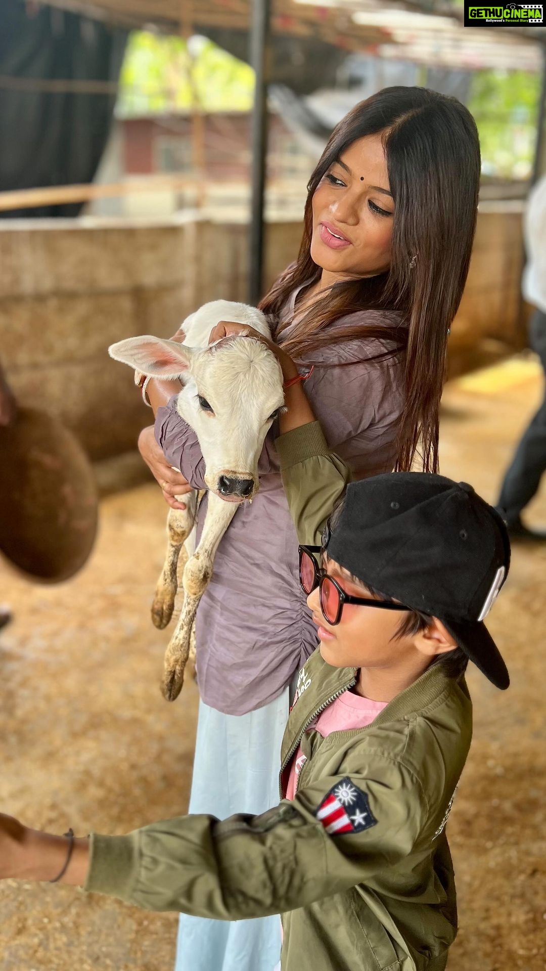 Mitali Nag Instagram - First kiss is always special ♥️ . . . #reels #mitaalinag #chocolateeyedboy #rudransh #motherson #animalvideo #333 #cow #love #trendingaudio