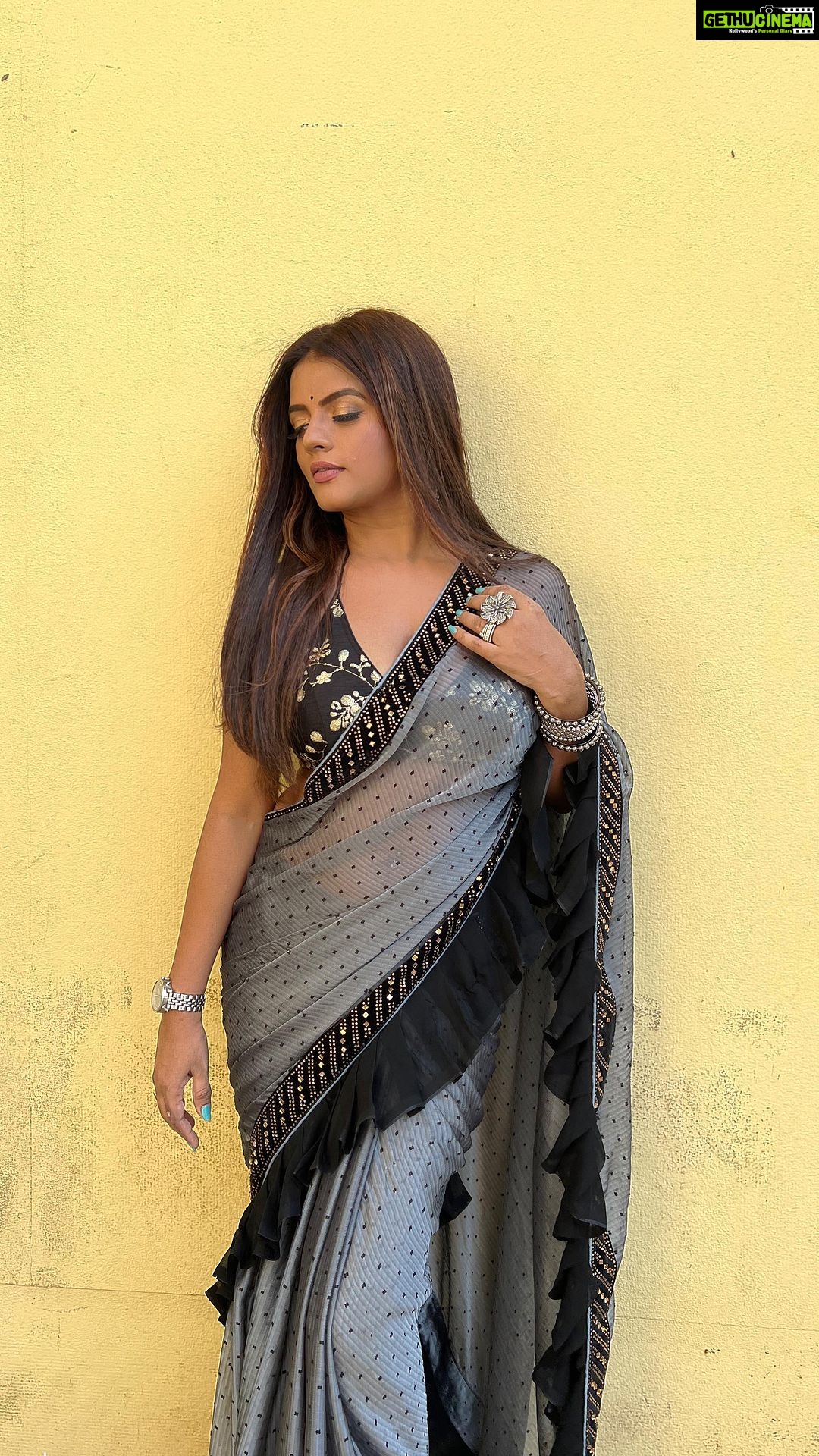 Mitali Nag Instagram - Tell me Mr. Armstrong 😉 . . #mitaalinag #reels #reelsinstagram #afsarbitiya #trending #devi #ghkkpm #draupadi #tejaswini #tvirus #aashiqana #333 #trendingaudio