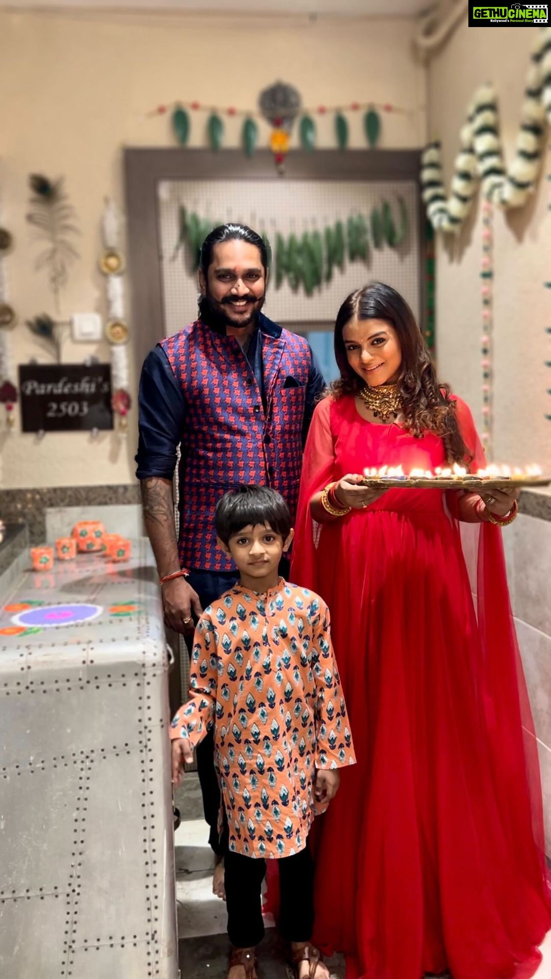 Mitali Nag Instagram - Deepavali 2022 🪔♥️🧿 . . . Wearing @kimpereiraofficial . . @sankalppardeshi @rudransh_pardeshi #mitaalinag #shareyourlight #diwali2022 #family #festival #india #indianfestival #trendingaudio #reels 🧿#333