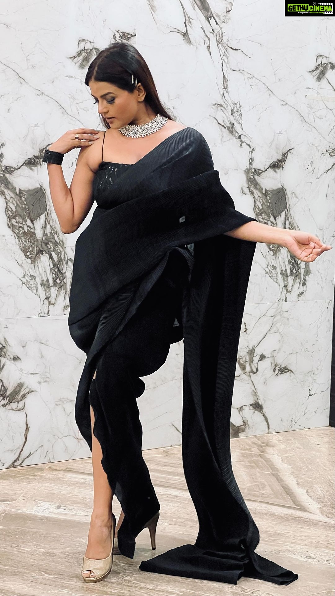 Mitali Nag Instagram - They said don’t wear black 🖤♥️🖤 . . . #mitaalinag #reels #reelsinstagram #afsarbitiya #trending #devi #ghkkpm #draupadi #tag #333 #kimpereira #black