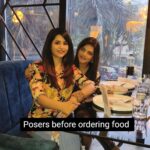 Mitali Nag Instagram - Sharing is staring 😁 It was awesome catching up Mitaali. Lots of love ❤️ Thanks for having us @tsubakiworli #lunchtime #mitalinag #charulmalik #friends