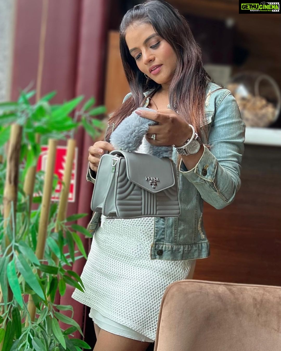 Mitali Nag Instagram - Life is too short to carry a boring bag 😍 . . . 📸 @sankalppardeshi 💼 @prada #mitaalinag #indianactress #duskybeauty #afsarbitiya #tag #potd #instagood #magic #333 #prada