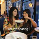 Mitali Nag Instagram - Sharing is staring 😁 It was awesome catching up Mitaali. Lots of love ❤️ Thanks for having us @tsubakiworli #lunchtime #mitalinag #charulmalik #friends