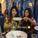 Mitali Nag Instagram - Sharing is staring 😁 It was awesome catching up Mitaali. Lots of love ❤️ Thanks for having us @tsubakiworli #lunchtime #mitalinag #charulmalik #friends