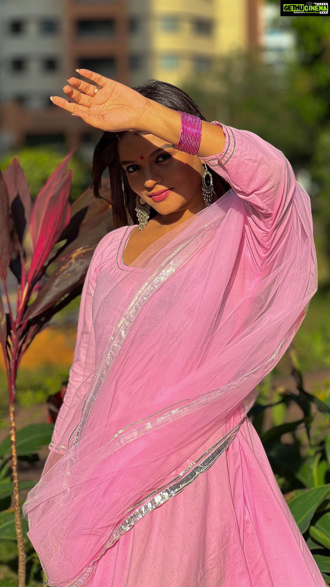 Mitali Nag Instagram - Navratri Day 9 🌸 . . . Stylist @rimadidthat Outfit @swadeshi_shringaar Outfit PR @mediatribein #reelsinstagram #reels #mitaalinag #navratri #pink #indianactress #ghkkpm #trendingaudio #333 #collab #fashion Mumbai - मुंबई