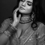 Mitali Nag Instagram - Full Shringar on but still singing “Shringar Kaise Ho” 😉 😍 . . Makeup @poojakaramunge_makeupartist 🎥 @prathmesh_raut_photography Outfit @designertanu_ Jewellery @jizajewellerystudio . . #mitaalinag #reels #reelsinstagram #reelkarofeelkaro #afsarbitiya #trending #devi #devyani #ghkkpm #ghumhaikisikeypyaarmeiin #tag #333 #shringar