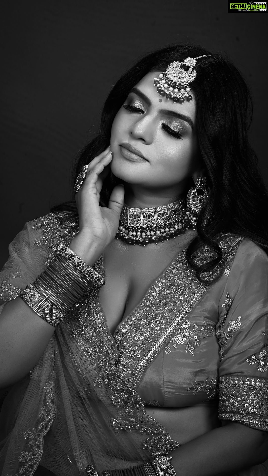 Mitali Nag Instagram - Full Shringar on but still singing “Shringar Kaise Ho” 😉 😍 . . Makeup @poojakaramunge_makeupartist 🎥 @prathmesh_raut_photography Outfit @designertanu_ Jewellery @jizajewellerystudio . . #mitaalinag #reels #reelsinstagram #reelkarofeelkaro #afsarbitiya #trending #devi #devyani #ghkkpm #ghumhaikisikeypyaarmeiin #tag #333 #shringar
