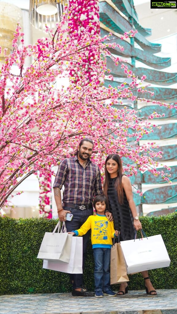 Mitali Nag Instagram - Jamming with my fam 🛍️😍🍽️🧋🍕at the season's most happening sale party and more at @marketcitykurla Just the three of us picking the trendiest collections at @marksandspencerindia @manyavar @myglobaldesi at the Super Slash Sale with up to 60% off! And sizzling our taste buds at @jamiespizzeriaindia Head over to #MarketcityMumbai as the super-slash sale is ON and to savour delectable delights! #mitaalinag #influencer #collab #famjam #SaleAtMarketcity #EndOfSeasonSale #ShoppingMalls #MumbaiMalls #MarketcityFashion #Brands #Apparel #Fashion #Trends #Outfits #Shopping #ShoppingMalls #MarketcityFoodies #MarketcityMumbai #Food #Restaurants #Cafes #Meals #Dining #ShoppingMall #Mall