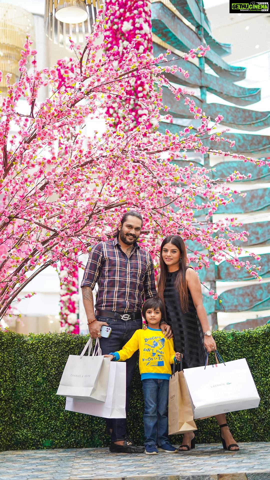 Mitali Nag Instagram - Jamming with my fam ποΈππ½οΈπ§πat the season's most happening sale party and more at @marketcitykurla Just the three of us picking the trendiest collections at @marksandspencerindia @manyavar @myglobaldesi at the Super Slash Sale with up to 60% off! And sizzling our taste buds at @jamiespizzeriaindia Head over to #MarketcityMumbai as the super-slash sale is ON and to savour delectable delights! #mitaalinag #influencer #collab #famjam #SaleAtMarketcity #EndOfSeasonSale #ShoppingMalls #MumbaiMalls #MarketcityFashion #Brands #Apparel #Fashion #Trends #Outfits #Shopping #ShoppingMalls #MarketcityFoodies #MarketcityMumbai #Food #Restaurants #Cafes #Meals #Dining #ShoppingMall #Mall