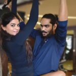 Mitali Nag Instagram - Couples that workout together stay Hot together 😍 . . What better than having your husband as your gym motivator, your gym trainer and your gym photographer too 😀 . . Joining @goldsgymindia was one of the best decisions we recently made, because working out together doesn’t just give me and @sankalppardeshi our “US” time, but also helps us build a healthy lifestyle and keep the fire between us ignited!! . . . PR: @rainmakerconsults . . #mitaalinag #reels #reelsinstagram #reelkarofeelkaro #afsarbitiya #trending #rotd #ghkkpm #ghumhaikisikeypyaarmeiin #tag #couplereels #workout #coupleworkout #powercouple