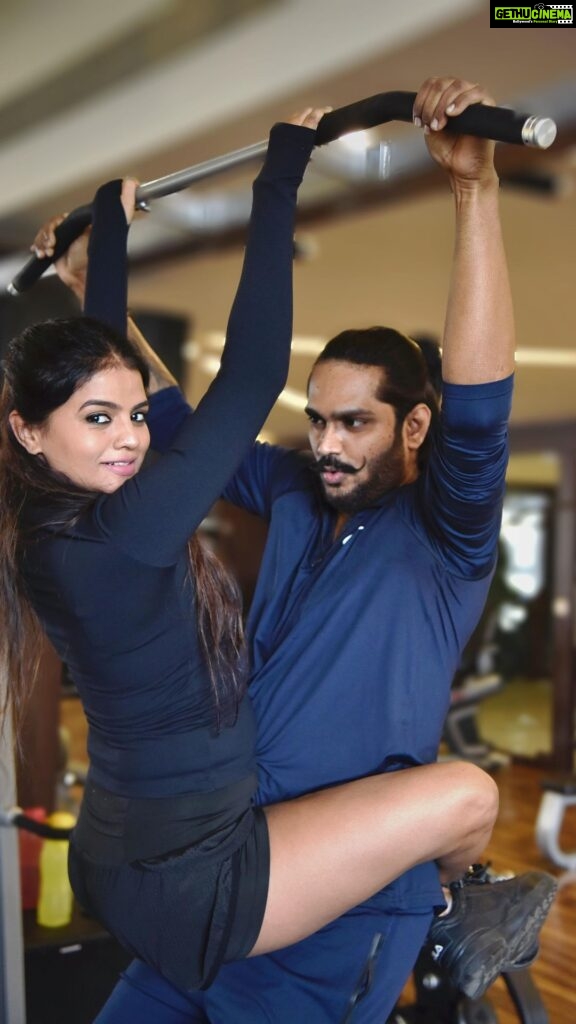 Mitali Nag Instagram - Couples that workout together stay Hot together 😍 . . What better than having your husband as your gym motivator, your gym trainer and your gym photographer too 😀 . . Joining @goldsgymindia was one of the best decisions we recently made, because working out together doesn’t just give me and @sankalppardeshi our “US” time, but also helps us build a healthy lifestyle and keep the fire between us ignited!! . . . PR: @rainmakerconsults . . #mitaalinag #reels #reelsinstagram #reelkarofeelkaro #afsarbitiya #trending #rotd #ghkkpm #ghumhaikisikeypyaarmeiin #tag #couplereels #workout #coupleworkout #powercouple