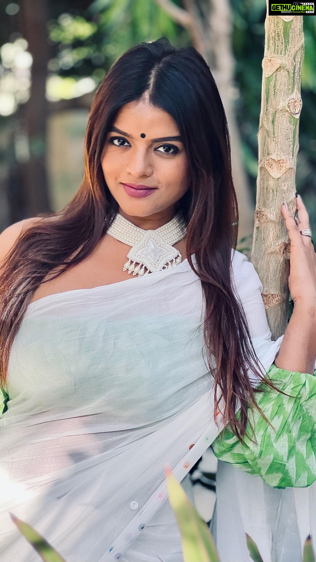 Mitali Nag Instagram - Chaitra Navratri Day 6 🤍 . . Saree @kimpereiraofficial Blouse @studioanantaral . . #reelsinstagram #mitaalinag #fashion #navratri #collab #indianactress #fushion #afsarbitiya #333 #trendingaudio