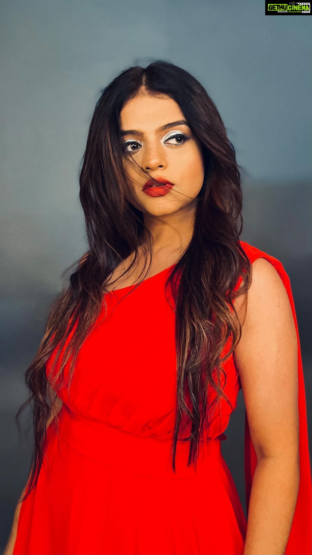 Mitali Nag Instagram - Do you agree with the DMer…? 😁♥️ . . . Makeup @poojakaramunge_makeupartist Outfit @designertanu_ . . #reels #mitaalinag #indianactress #afsarbitiya #trendingaudio
