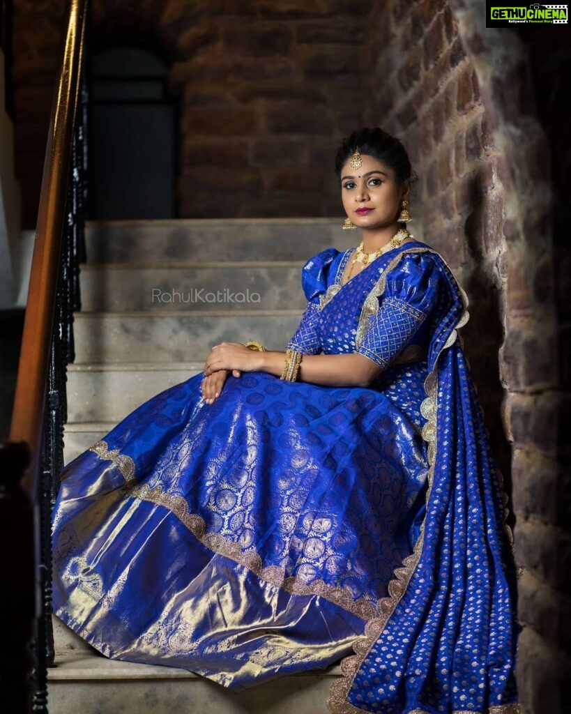 Mohana Bhogaraju Instagram - Outfit 👗:@madhviartstudio Jewellery💍:@bandhanemporio H&M💄:@enravish.co.in Photography 📸:@rahul_katikala_photography