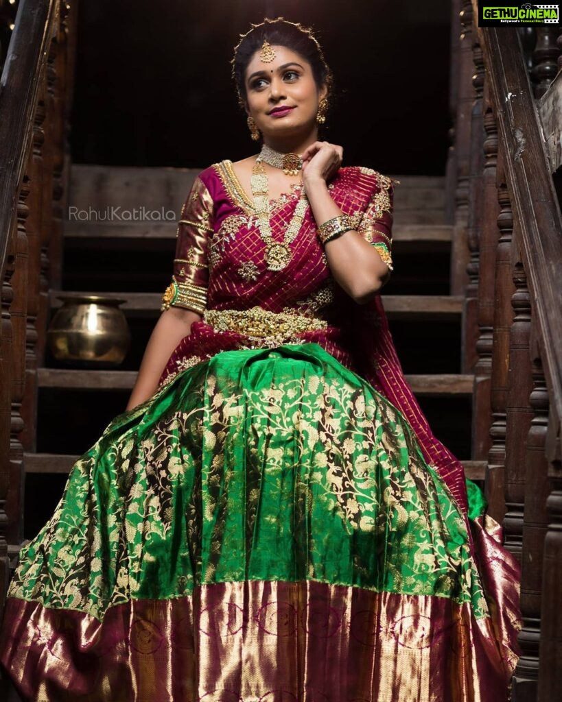 Mohana Bhogaraju Instagram - Outfit 👗:@madhviartstudio Jewellry💍:@bandhanemporio H&M💄:@enravish.co.in Photography📸:@rahul_katikala_photography