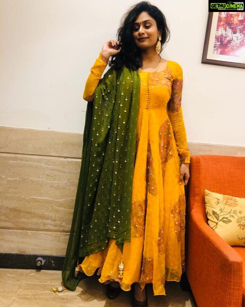Mohana Bhogaraju Instagram - 💛💚 Outfit: Mohana Bhogaraju 💃 PC :@sruthiranjani ❤