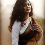 Mohana Bhogaraju Instagram – New cover very soonnnn!! On my youtube channel..
Hope you will all like it!!
Thank you @madhviartstudio❤️ for the lovely outfit..
PC:@pratheek_redy