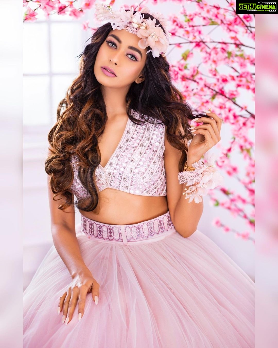 Mugdha Chaphekar Instagram - In Frame The Sweetest :- @mugdha.chaphekar 💖 . Shoot Concept & Styled By:- @nehaadhvikmahajan @bridalsbynam . 💄MUA , Hair & Styling :- @nehaadhvikmahajan . MakeUp :- @myglamm . 📸:- @luvisrrani . Outfit:- @reynutaandon . Floral Accessories:- @floralartbysrishti . #kumkumbhagya #prachi #makeup #ootd #nehaadhvikmahajan #makeupbyme💄 #nammakeovers #bride #to #be #bridal #look #bridalmakeupartist #destinationweddingmakeupartist #weddingmakeup #hair #hairstyling #nammakeovers #bollywood #television #makeupartist #mumbai #traveller #all #over #the #globe