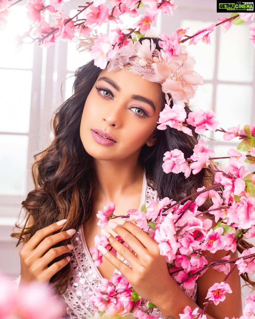 Mugdha Chaphekar Instagram - Presenting, My 8th Celebrity Guest Of “MAGICAL MAKEOVERS” @sbsabpnews The Sweetest :- @mugdha.chaphekar . Shoot Concept & Styled By:- @nehaadhvikmahajan @bridalsbynam . 💄MUA , Hair & Styling :- @nehaadhvikmahajan . MakeUp :- @myglamm . 📸:- @luvisrrani . Outfit:- @reynutaandon . Floral Accessories:- @floralartbysrishti . #kumkumbhagya #prachi #makeup #ootd #nehaadhvikmahajan #makeupbyme💄 #nammakeovers #bride #to #be #bridal #look #bridalmakeupartist #destinationweddingmakeupartist #weddingmakeup #hair #hairstyling #nammakeovers #bollywood #television #makeupartist #mumbai #traveller #all #over #the #globe