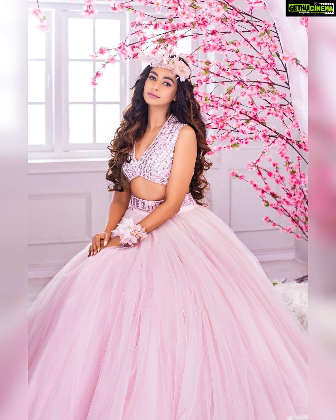 Mugdha Chaphekar Instagram - In Frame The Sweetest :- @mugdha.chaphekar 💖 . Shoot Concept & Styled By:- @nehaadhvikmahajan @bridalsbynam . 💄MUA , Hair & Styling :- @nehaadhvikmahajan . MakeUp :- @myglamm . 📸:- @luvisrrani . Outfit:- @reynutaandon . Floral Accessories:- @floralartbysrishti . #kumkumbhagya #prachi #makeup #ootd #nehaadhvikmahajan #makeupbyme💄 #nammakeovers #bride #to #be #bridal #look #bridalmakeupartist #destinationweddingmakeupartist #weddingmakeup #hair #hairstyling #nammakeovers #bollywood #television #makeupartist #mumbai #traveller #all #over #the #globe