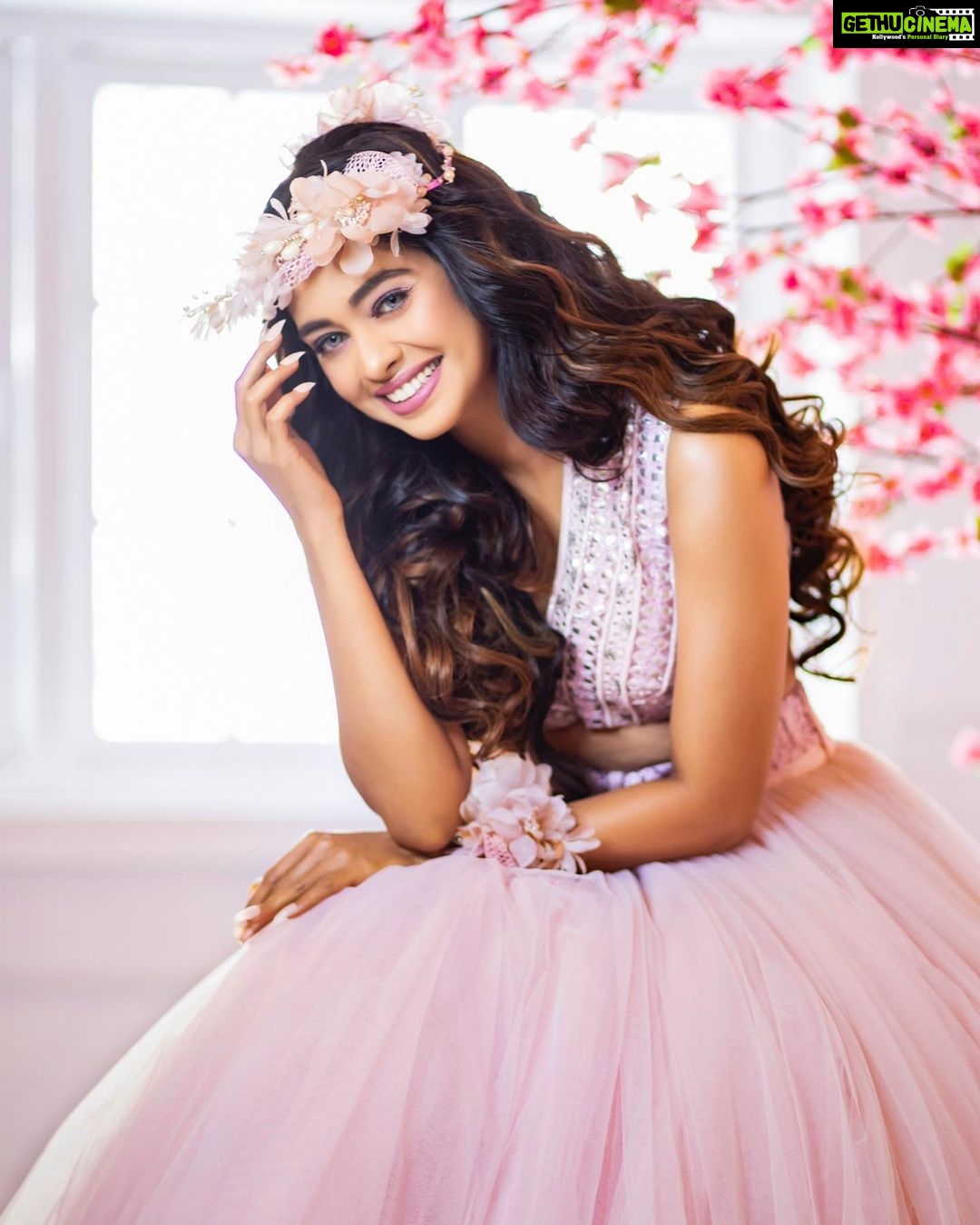 Mugdha Chaphekar Instagram - In Frame The Sweetest :- @mugdha.chaphekar 💖 . Shoot Concept & Styled By:- @nehaadhvikmahajan @bridalsbynam . 💄MUA , Hair & Styling :- @nehaadhvikmahajan . MakeUp :- @myglamm . 📸:- @luvisrrani . Outfit:- @reynutaandon . Floral Accessories:- @floralartbysrishti . #kumkumbhagya #prachi #makeup #ootd #nehaadhvikmahajan #makeupbyme💄 #nammakeovers #bride #to #be #bridal #look #bridalmakeupartist #destinationweddingmakeupartist #weddingmakeup #hair #hairstyling #nammakeovers #bollywood #television #makeupartist #mumbai #traveller #all #over #the #globe