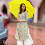 Mugdha Chaphekar Instagram - Mumbai Rains! In the most comfortable Cotton Kurta by @ekbyekta ❤️❤️ Love it so much!!!! Its so pretty!!!💃🏻💃🏻 #ekbyekta #bringindiahome #love @ektarkapoor ❤️❤️ Mumbai, Maharashtra