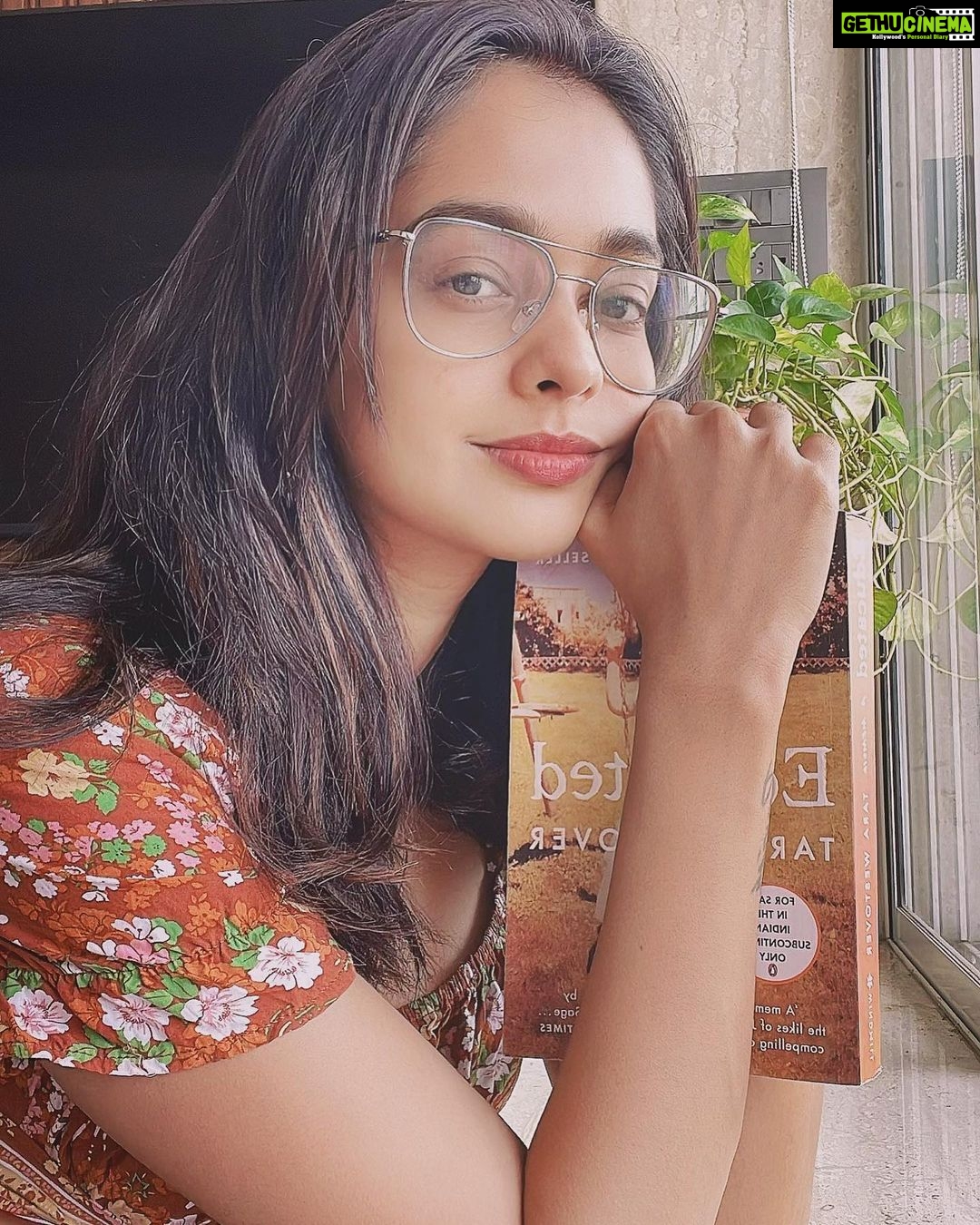 Mugdha Chaphekar Instagram - Three things I’d always be interested in? Good books, good books and good books! #Just #wednesdaywisdom #love