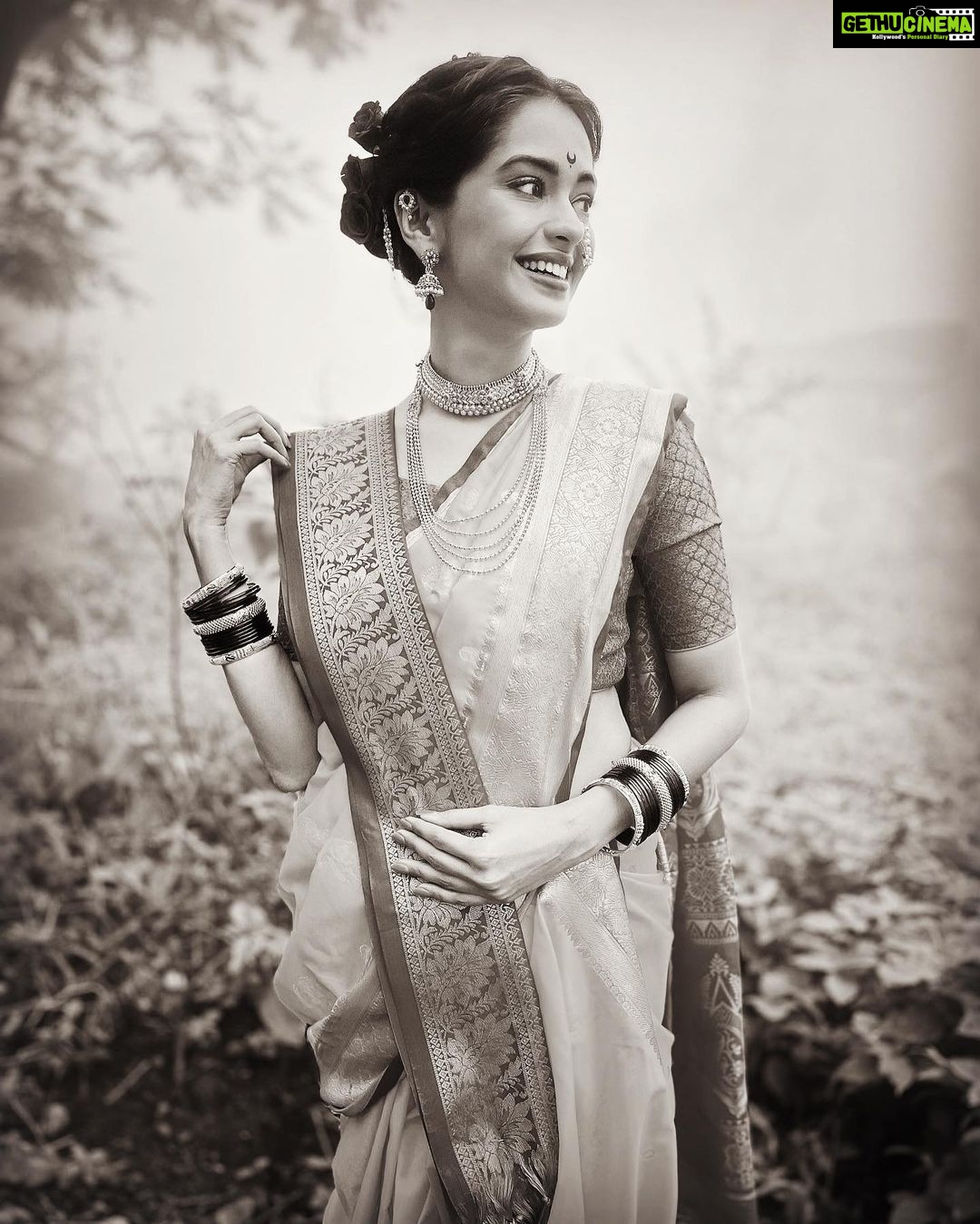 Mugdha Chaphekar Instagram - सह्याद्रीचा सिंह गर्जतो, शिवशंभू राजा दरीदरीतून नाद गुंजला महाराष्ट्र माझा✨✨🙏 . अभिमान ✨ नमन✨ जन्मभूमी ✨ कर्मभूमी ✨ . माझा महाराष्ट्र 🙏 . #maharashtraday #mymaharashtra #pride #heritage #rich #culture #freedom #maharashtra #marathi #mine #love #mumbaikar #proud #birthplace #mumbai #mycity