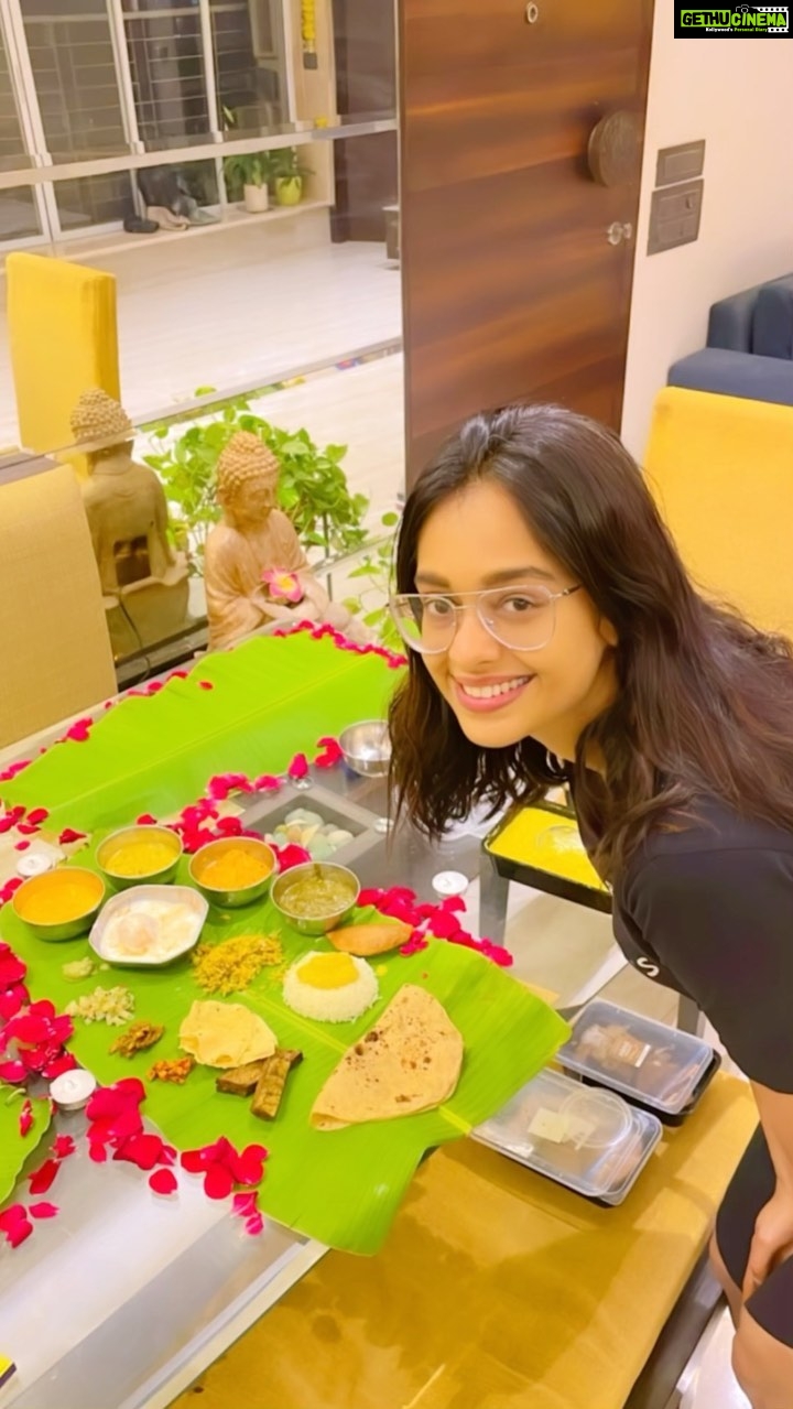 Mugdha Chaphekar Instagram - अन्न हे पूर्ण ब्रह्म ✨✨🙏 So I was born in a Maharashtrian Brahmin family with our roots in Konkan. We’re lacto- vegetarians. Since childhood I was taught “ अन्न हे पूर्ण ब्रह्म “ which means food itself is Brahma, food is life. I’ve grown up eating pure vegetarian Sattvik food ( our original cuisine doesn’t include onion and garlic) on every festival or celebration our feast at home is a Royal meal served on banana leaf. Maharashtrian Brahmin Cuisine is my utmost favourite! Subtle, healthy and delicious! Today I had a Royal feast. Thanks to @themarathipangat Their food is super delicious! I couldn’t express how happy I was while eating it! every delicacy reminded me of my childhood! The Marathi Pangat is a traditional kitchen that represents the culture and cuisine of various communities of Maharashtra. They Home deliver the experience across Mumbai, Navi Mumbai & Thane They will be serving a rich traditional feast comprising of delicacies from various corners of Maharashtra on 1st of may on the occasion of Maharashtra Diwas. Check out this home delivered traditional feast on their page @themarathipangat. PS: this is not a collaboration or a promotional post. This is me sharing with all my loved ones about something I absolutely love! Experience this Royal Treat at @themarathipangat Thank me later! #Notacollaboration #love #maharashtrian #food #vegetarian #pride #rich #culture #tradition #india #maharashtra #konkan #vegfood