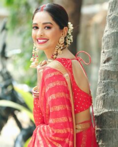 Mugdha Chaphekar Instagram - The joy of Gratitude ❤️✨
.
.
Clicked by @pappu.gupta.549 
Outfit @tripzarora @i_amnidhisingh 
#love #kumkumbhagya #mugdhachaphekar #gratitude #happysoul