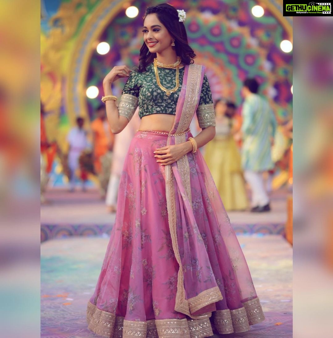 Mugdha Chaphekar Instagram - नज़रों ने तेरी छुआ तो है इह जादू हुआ होने लगी हूँ मैं हसीन.. . . 📸 @richerd_by_heart Styled by @anusoru 😘😘