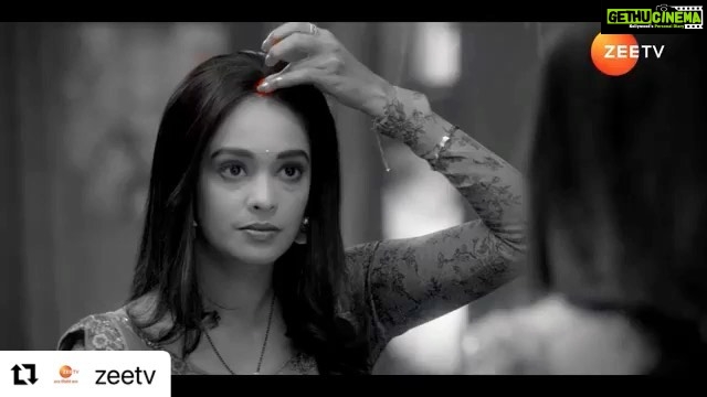 Mugdha Chaphekar Instagram - #Repost @zeetv with @make_repost ・・・ Jab tak Ranbir nahi bharega Prachi ki maang mein kumkum, tab tak Prachi ne li hai kasam. Kya kabhi ho paayega #Pranbir ka milan? Dijiye comments mein apni raay aur dekhiye #BhagyaKaNayaSafar, #KumkumBhagya mein, Mon-Fri, raat 9 baje, sirf #ZeeTV par aur kahin bhi, kabhi bhi #ZEE5 App par. #KKB #Promo @mugdha.chaphekar @poojabanerjeee @kaul_me @khyaatikeswaniofficial