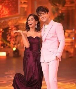 Mugdha Chaphekar Instagram - Always like this when together!! 
Tadaaaaaaa!!!! Here’s #Pranbir for you!

Thank you @kaul_me for always making all the pics look so cool..
.
Styled by @styleitupbyaashna 
Shot by @richerd_by_heart 
Outfit @raman_malhi_official 
Jewellery @fashionjewellery_21 
Hair and make up @amuthevar 
Assisted by @riyafatak @shribhalerao_ 

#Pranbir #ZRA #zeerishteyawards #fun #love