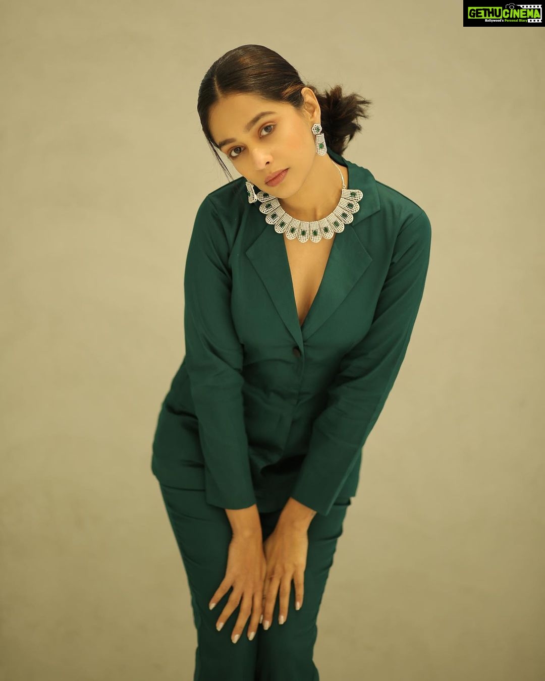 Mugdha Chaphekar Instagram - What’s your color today? 💚 . Styled by: @styleitupbyaashna Shot by: @neildhayatkarphotography Pantsuit: @ravleen_gulbano Jewellery : @fashionjewellery_21 HMU: @amuthevar @shribhalerao_ @riyafatak Location: @byou.in . . #love #mugdhachaphekar #ootd #fun #photoshoot #happysoul #green